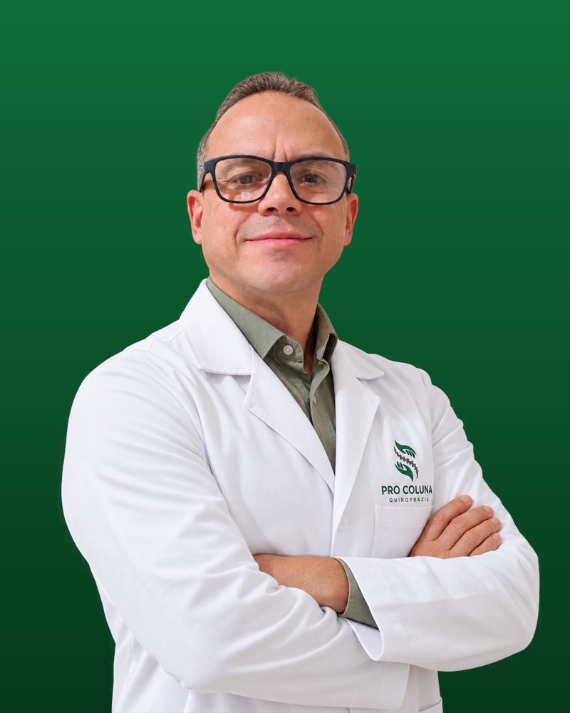 Tita (João Batista Castro Teixeira), quiropraxista da Pró Coluna Quiropraxia em Araranguá, de jaleco branco
